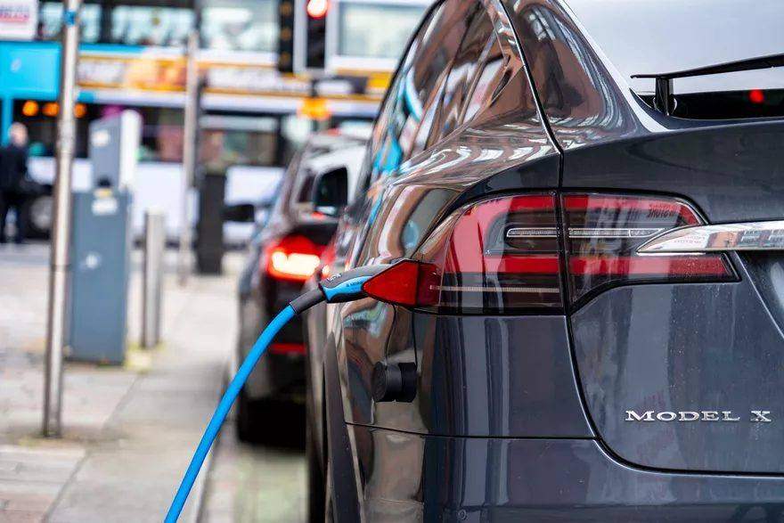 Schwarzer Tesla Model X von RIED.TAXI mit geöffneten Flügeltüren