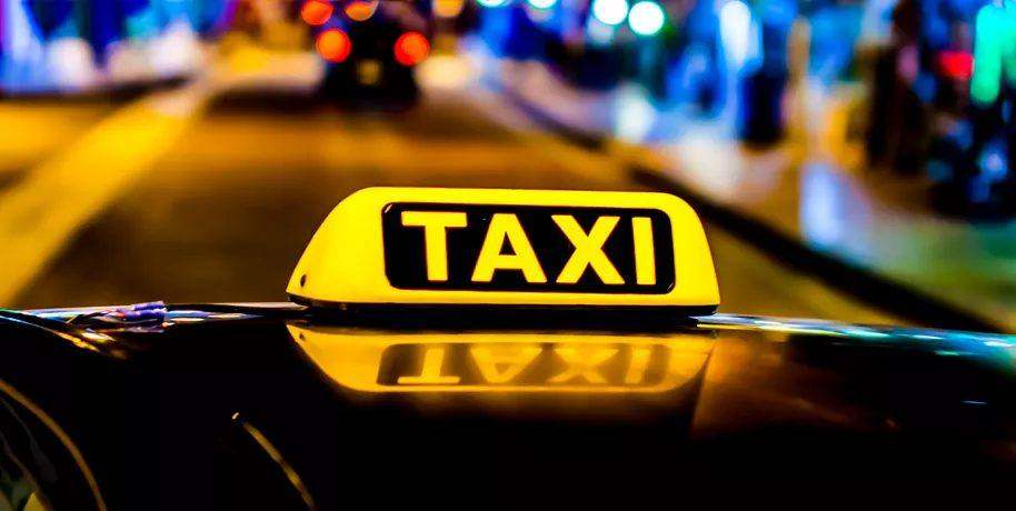 Taxischild bei Nacht