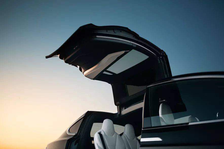 Tesla Model X Innenraum bei Sonnenuntergang